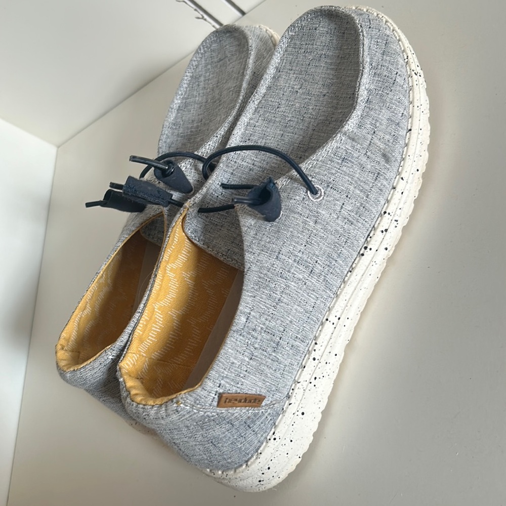 Size 7 women’s wendy hey dude shoes